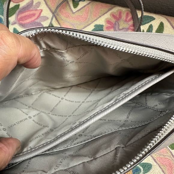 AUTHENTIC MICHAEL KORS CROSSBODY BAG. - Picture 6 of 8